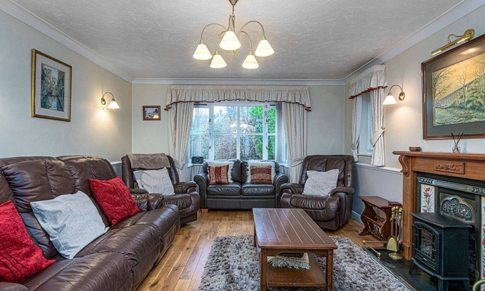 Llangollen House | Beautiful villa for 10 guests with WIFI, TV and pets allowed