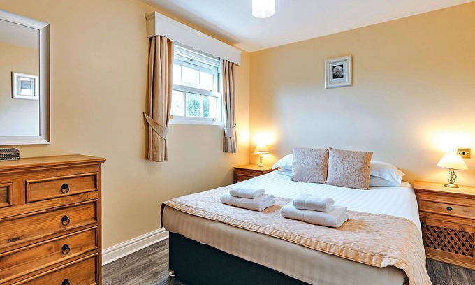 Eaton Mascott House | Beautiful villa for 4 people with WIFI, TV and pets allowed