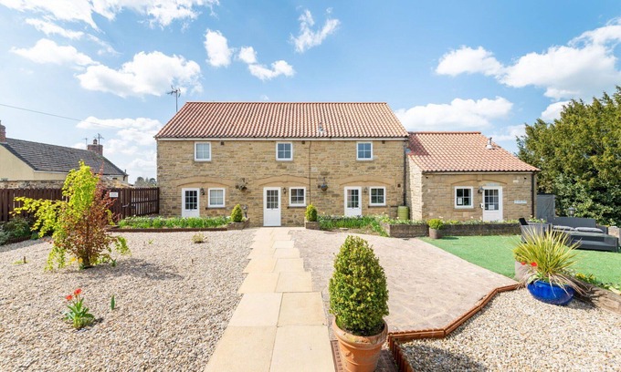 Thirsk House | Beautiful villa for 4 people with WIFI, pool, hot tub and terrace