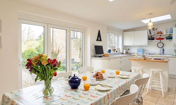 Batcombe House | Beautiful villa for 5 people with WIFI, pets allowed and parking