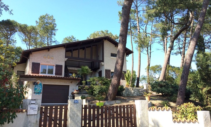 Capbreton Villa | Beautiful villa with spa sleeps 15 300meters from the beach Capbreton
