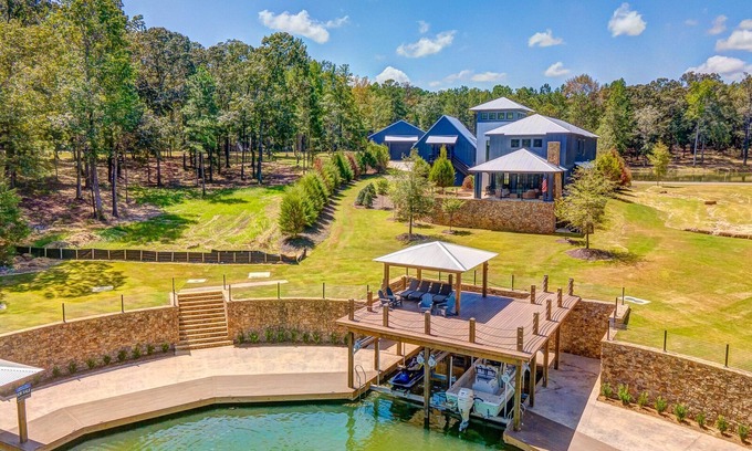 Eclectic Apartment | Beautiful waterfront lake guest house with guest boat docking area
