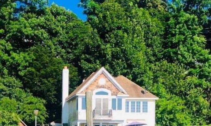 Northport House | Beautiful Waterfront 3 Bedroom 1.5 Bath Beach Home Sunset Oasis Village 1hr NYC