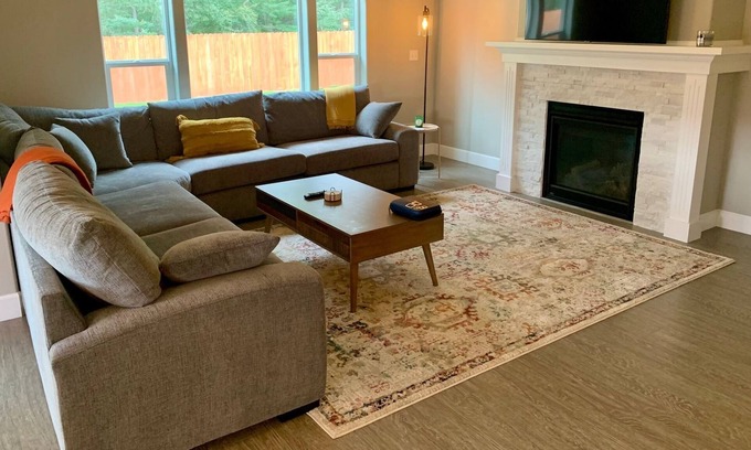 Palmer House | Beautifully decorated home with spectacular mountain views!