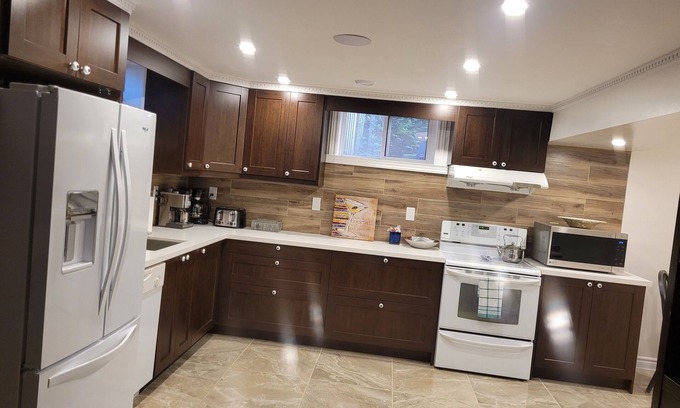Whitby House | Beautifully Finished Apartment with Heated Floors and Pool Table