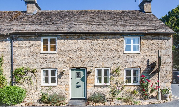 Stow-on-the-Wold Cottage | Beautifully presented dog friendly holiday cottage in the Cotswolds with a courtyard garden - Heath