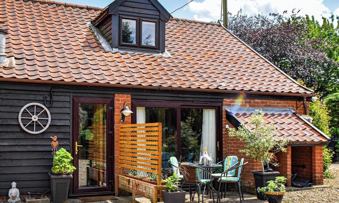 Surlingham Cottage | Beautifully presented contemporary cottage with stylish furnishings.