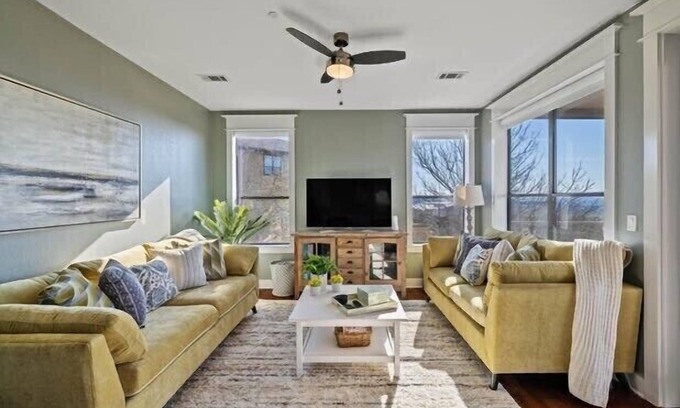 Jonestown Villa | Beautifully REMODELED villa in the hollows/lake Travis/quartz countertops, etc