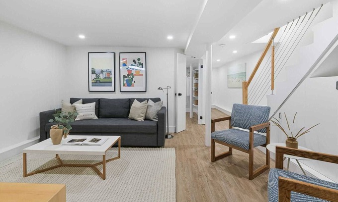 Little Italy Apartment | Beautifully renovated one-bedroom in Queen West!