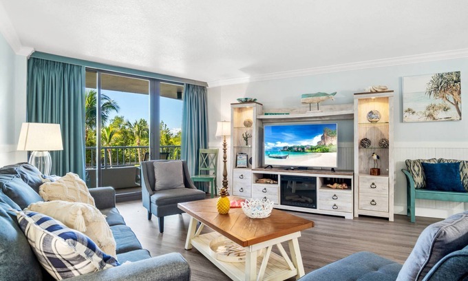 Marco Island Condo | Beautifully Updated Beachfront Condo w/Resort Amenities, including Heated Pool & WiFi