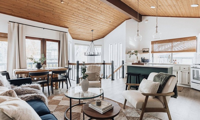 Big Bear Lake Condo | Beautifully Upgraded 2BR/3B Lakeside Big Bear Gem & 10 minutes from Ski Resort