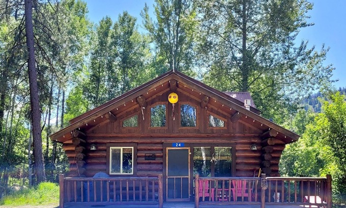 Winthrop House | Becky's Cabin-Dog Friendly and Easy Access to Methow Ski Trail & River!