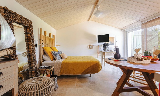 Sainte-Marie-de-Re Bed & Breakfast | Bed and Breakfast 'Couette et coquillages' with Air Conditioning