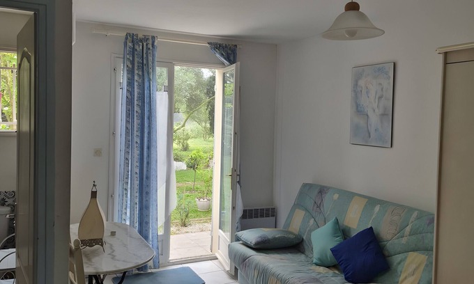 Saint-Cyprien Bed & Breakfast | Bed and Breakfast 'Chambre Farniente' with Shared Garden and Air Conditioning