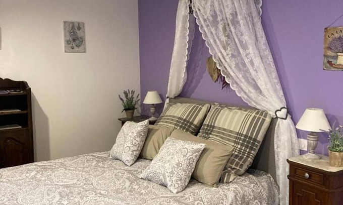 Puget Bed & Breakfast | Bed and Breakfast 'Lavande' with Shared Pool, Wi-Fi and Air Conditioning