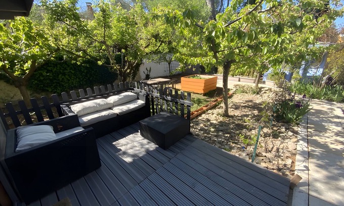 Quartier des Espesses Bed & Breakfast | Bed and Breakfast 'Orange' with Shared Pool, Wi-Fi and Air Conditioning