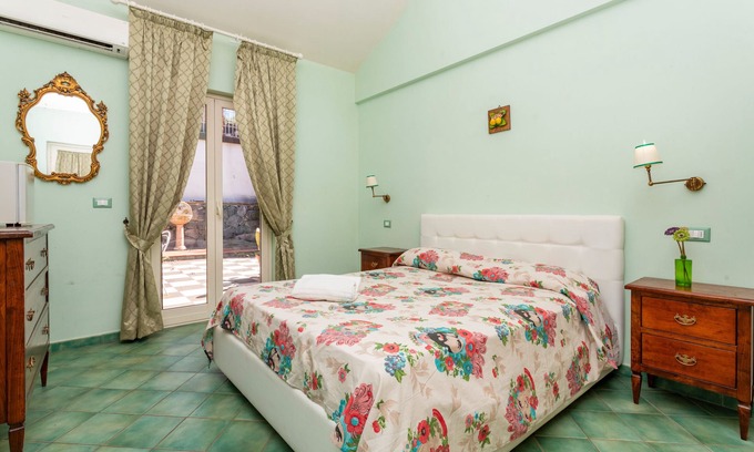 Calatabiano Bed & Breakfast | Bed and Breakfast 'Sole' with Sea View, Shared Pool and Wi-Fi