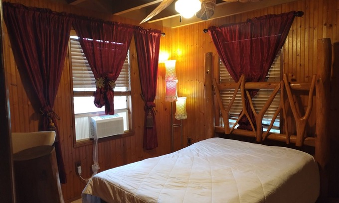 Ludlam Bed & Breakfast | Bed and fresh breakfast and green areas.contac for natural farm