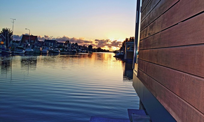 Nieuw-West Boat Rental | Bed & boat, apartment on houseboat, free parking, free city bikes.