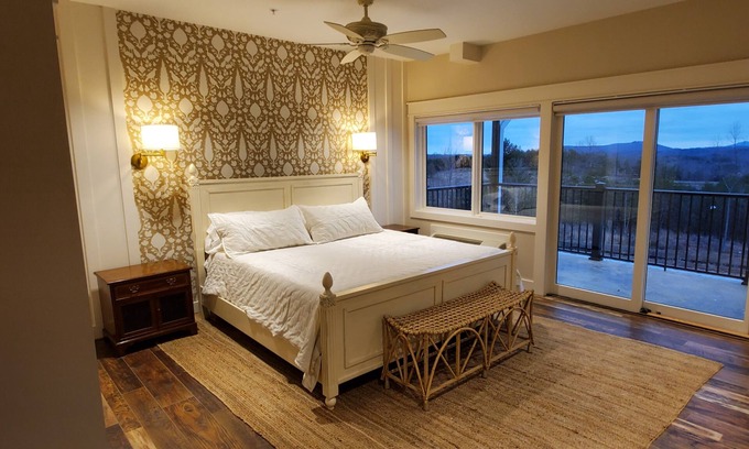 Westfield House | Bedroom 1 - Modern Farmhouse Styled Lodge with Beautiful Views and a Restaurant
