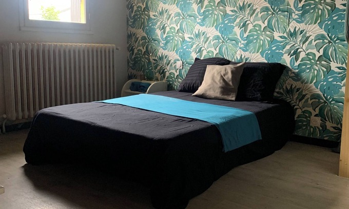 Lescar House | Bedroom + bathroom