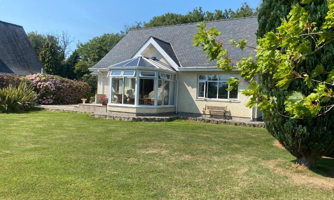 Tyn-y-Gongl House | Bedw Arian Cottage