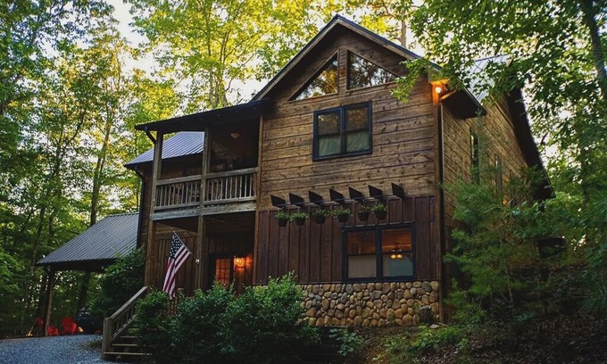 Morganton Cabin | Bee On A Leaf Lodge - Modern ★ Spacious 3 BR near Blue Ridge ★ HotTub