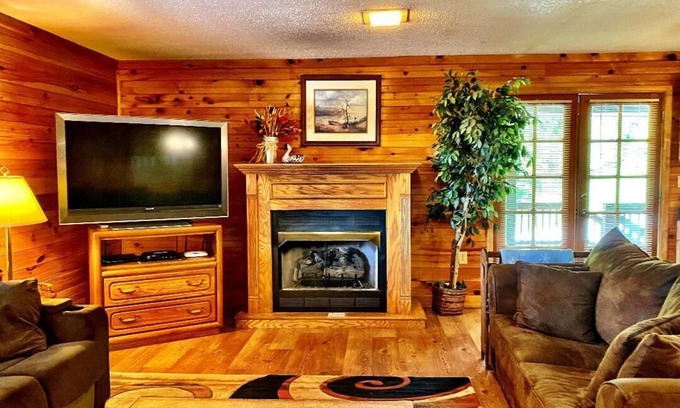 Elk Park Cabin | Beech Mountain Getaway with Hot Tub, 4BR, Sleeps 8, Only 2-Night Min Stay!