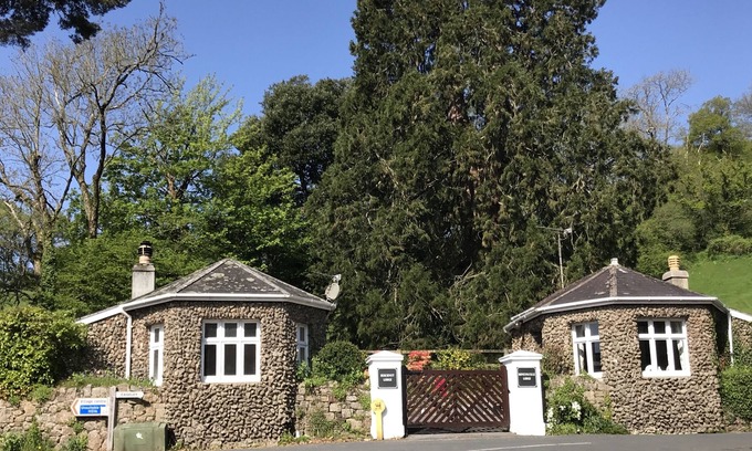 Lustleigh Cottage | BEECHNUT LODGE - Unusual gatehouse in a picturesque Devon village. Dartmoor NP.