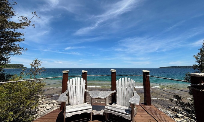 Lion's Head Cottage | Beeshore Lakehouse: Waterfront Bliss & Comfort