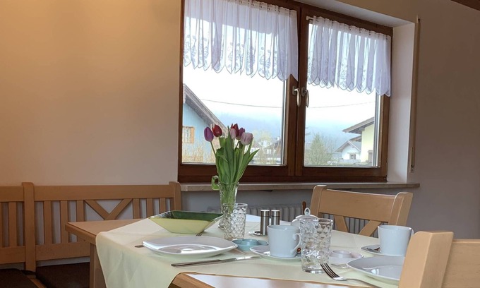 Brannenburg Apartment | Bei der Meierei, 63 qm, Wohnschlafzimmer, Schlafzimmer, Bad mit Dusche, Extra WC, Balkon, Bergblick