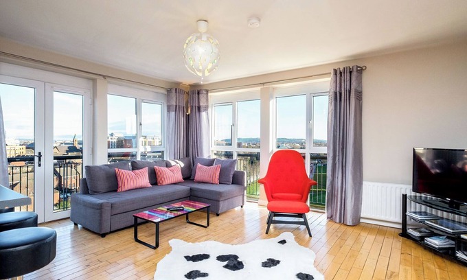 Belfast City Centre Apartment | BELFAST 3 BED PENTHOUSE APARTMENT ~ Stunning City Views Free Parking Free Wi Fi