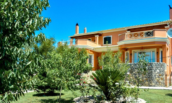 Corfu Town Apartment | Bella's Home- 4Bedroom House near Corfu town (licence 0829Κ92000501701)