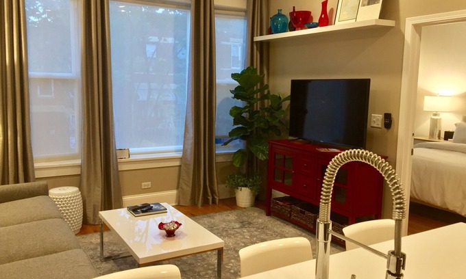 Near West Side Apartment | Bella Villa on Taylor Street Chicago’s Little Italy 1 mile west the Loop & UIC