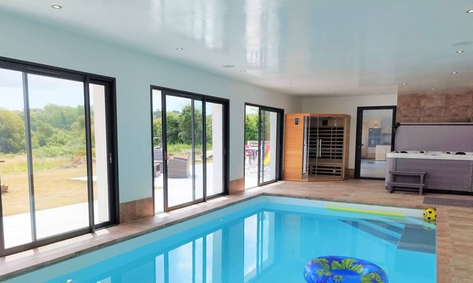 Douarnenez Villa | Belle Longère Avec Piscine Intérieure, Spa, Sauna à 5 min de la Plage et du Port