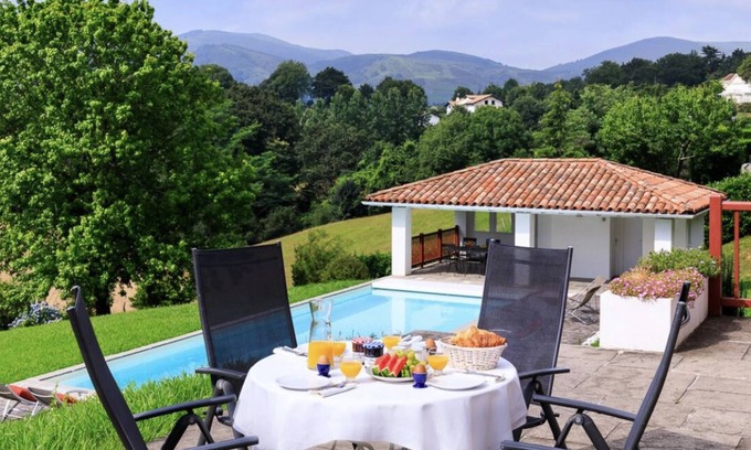 Urrugne House | Belle Maison vue sur la Rhune