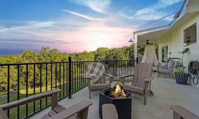 New Braunfels House | Belle Vue: Hot-Tub + 5 mins from River!