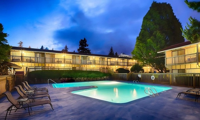 West Bellevue Hotel | Bellevue Retreat! 4 Units Near Bellevue Botanical Garden! Pets are Welcome!