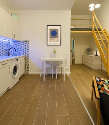 Belso-Ferencvaros Apartment | Benetton stlye - freedom in blue and organge