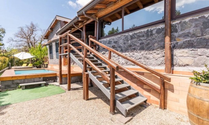 Trecastagni Ski Chalet | Benvenuti a Villa Gorna, un'oasi immersa nel verde tra l'Etna e il mare.