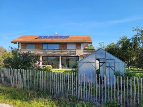 Bad Aibling Apartment | Bergblick, Wohnküche & Workation