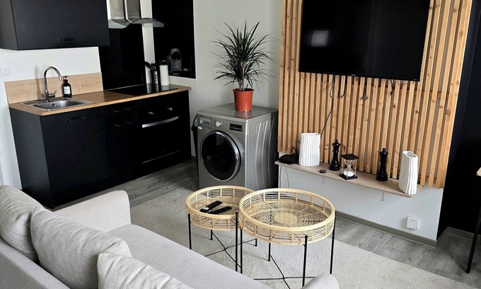 Angouleme Apartment | Besson Bey II - Ideal for couples & professionals - Patio - WiFi - Near train station - City center