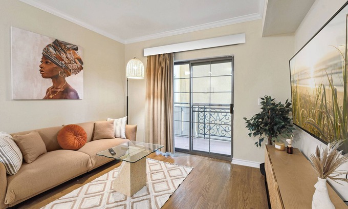 Park West Apartment | Best getaway in Santa Monica w/Gym, Pool, Free Parking