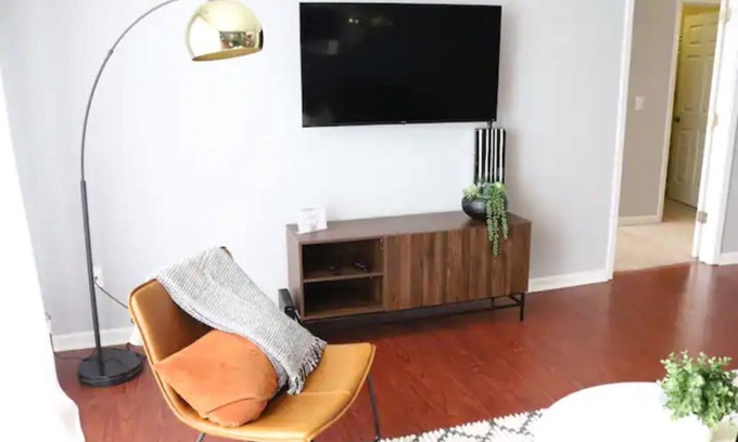 Dearborn Apartment | Best King Bed|Work Remote|Smart TV|W/D|100Mbps