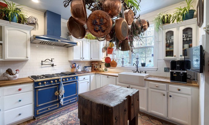 Prescott House | BEST LOCATION! + 2 KITCHENS + 6 BEDROOMS + 5 BATHROOMS + HOT TUB & GYM + VIEWS!