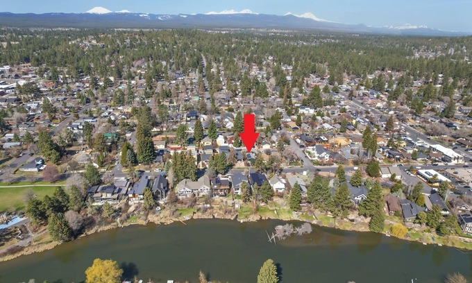River West House | BEST location in Bend! ~HOT TUB!~