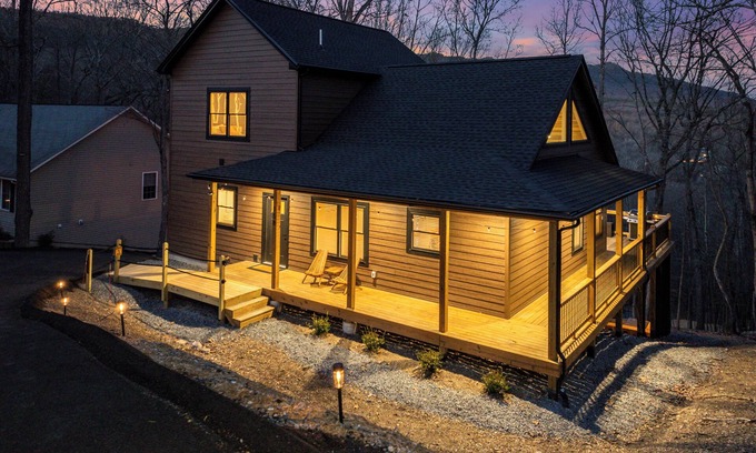 Massanutten Cabin | Best Mtn Top Views in Massanutten, Hot Tub, 160 Arcade Games, Local Vibe!