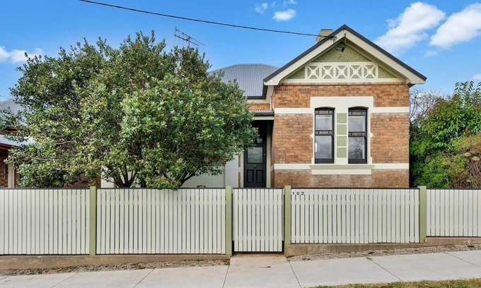 Orange House | Best Nest on March - Cosy Home in CBD, Firepit