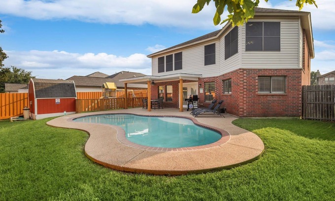 South Arlington House | Best of Grand Prairie | Pool, Convenient, Spacious