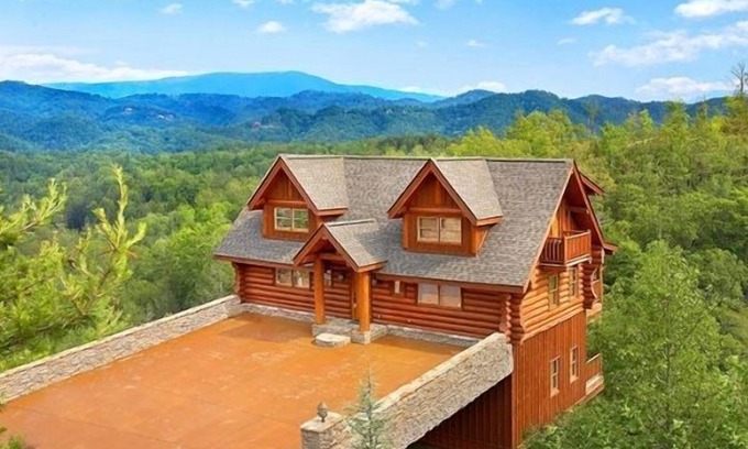 Gatlinburg - Pigeon Forge Cabin | Best View Ever. Beautiful Mountain View in Smoky Mountains